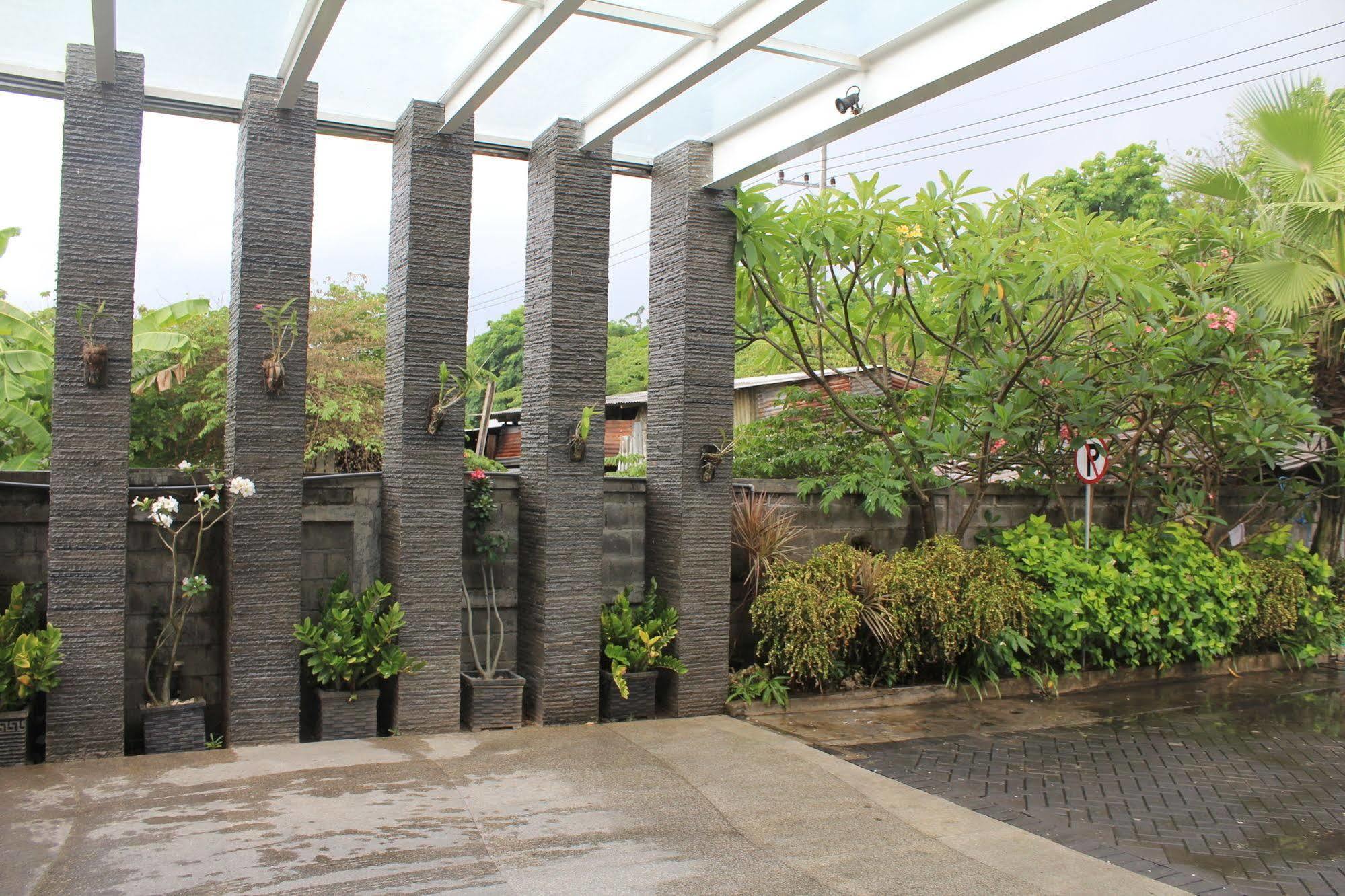 Hotel Tilamas Juanda Sawotratap Экстерьер фото