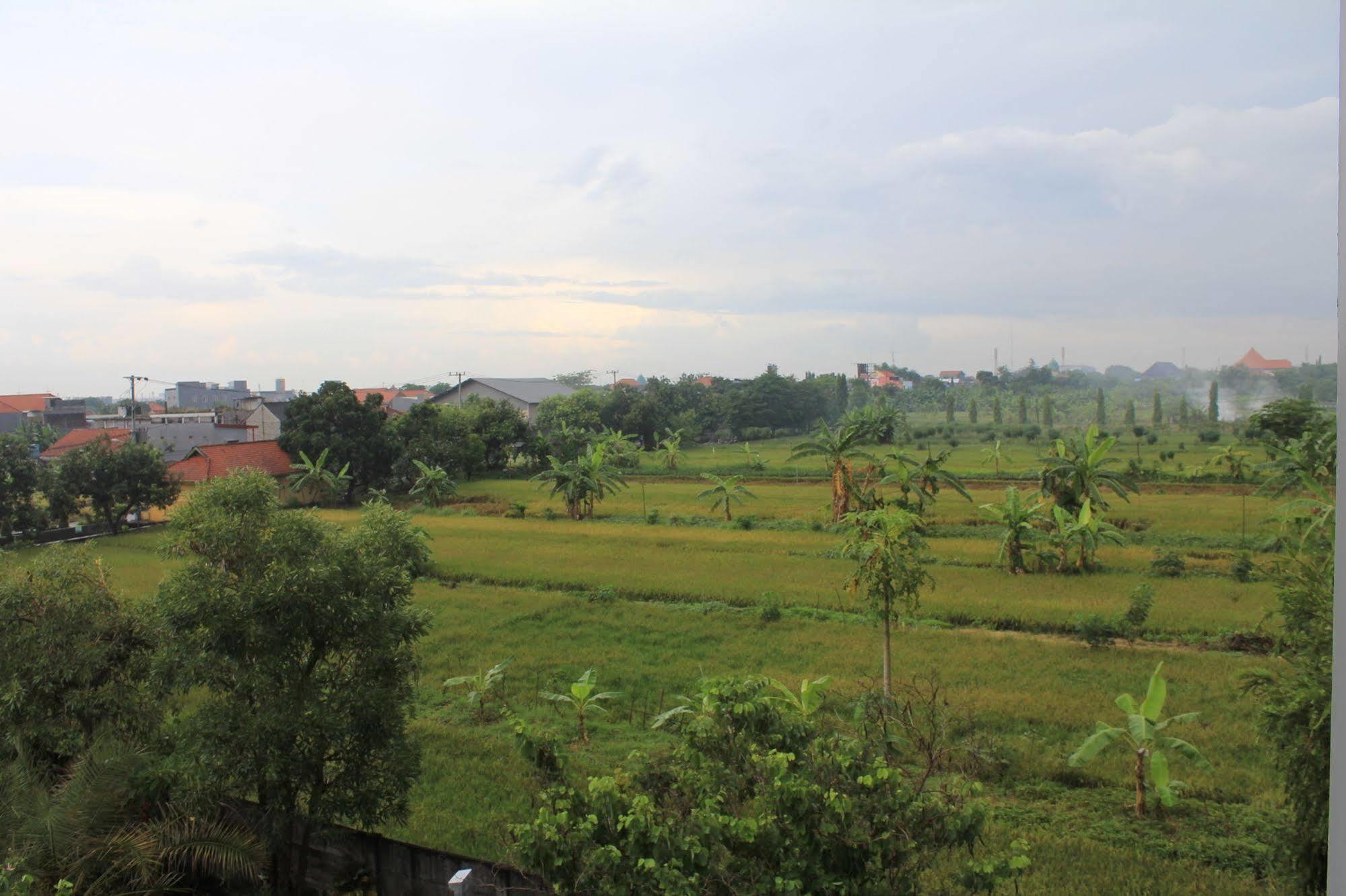 Hotel Tilamas Juanda Sawotratap Экстерьер фото