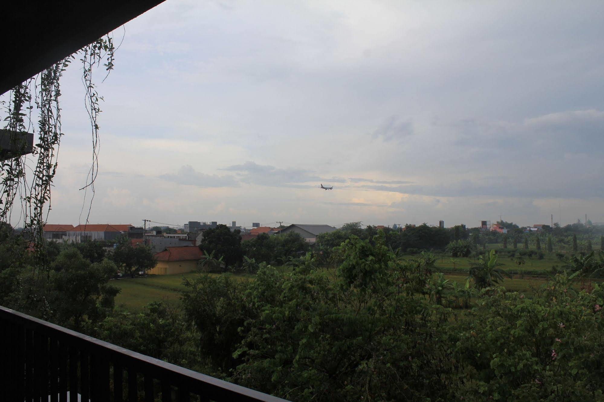 Hotel Tilamas Juanda Sawotratap Экстерьер фото