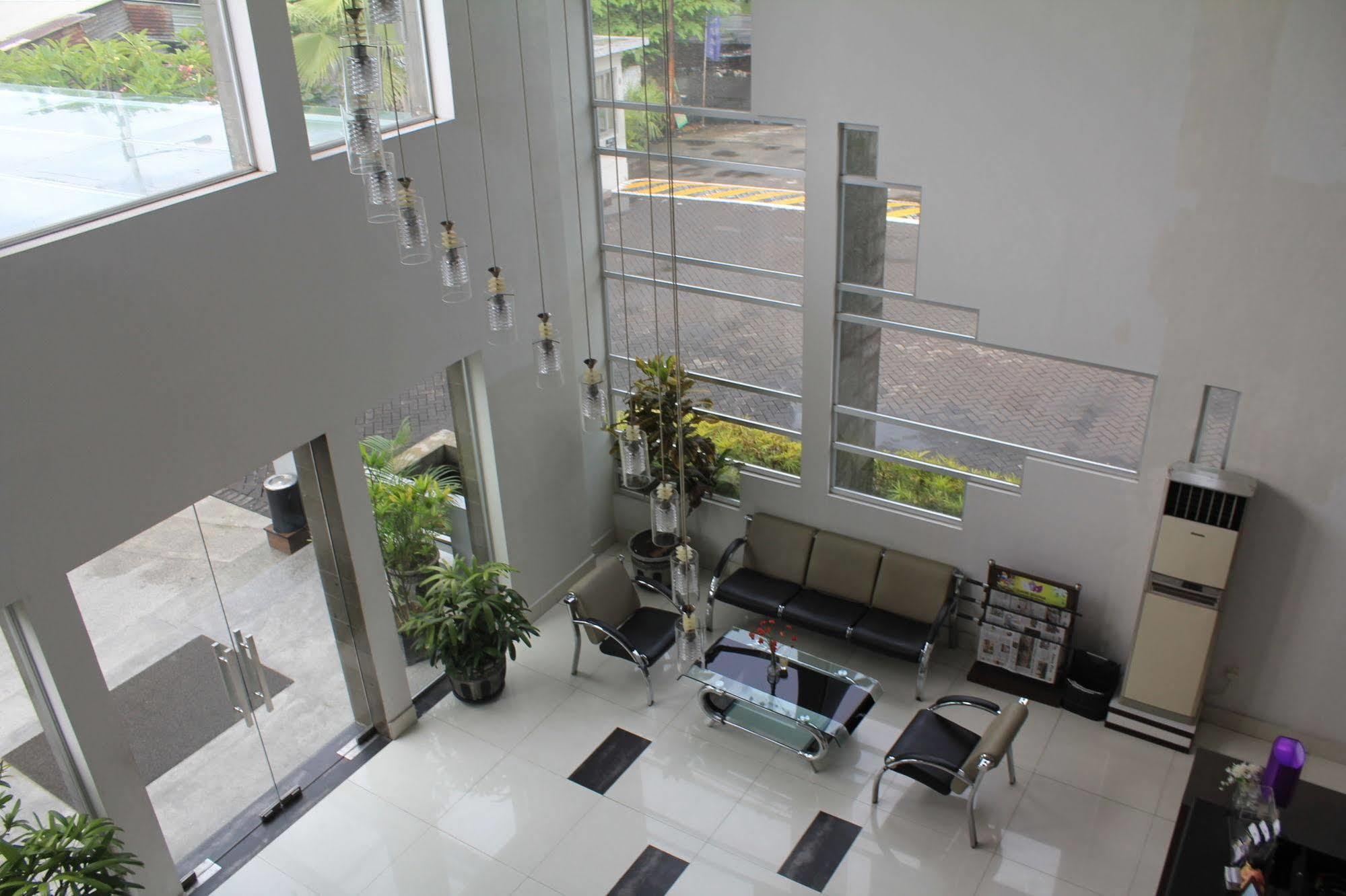 Hotel Tilamas Juanda Sawotratap Экстерьер фото