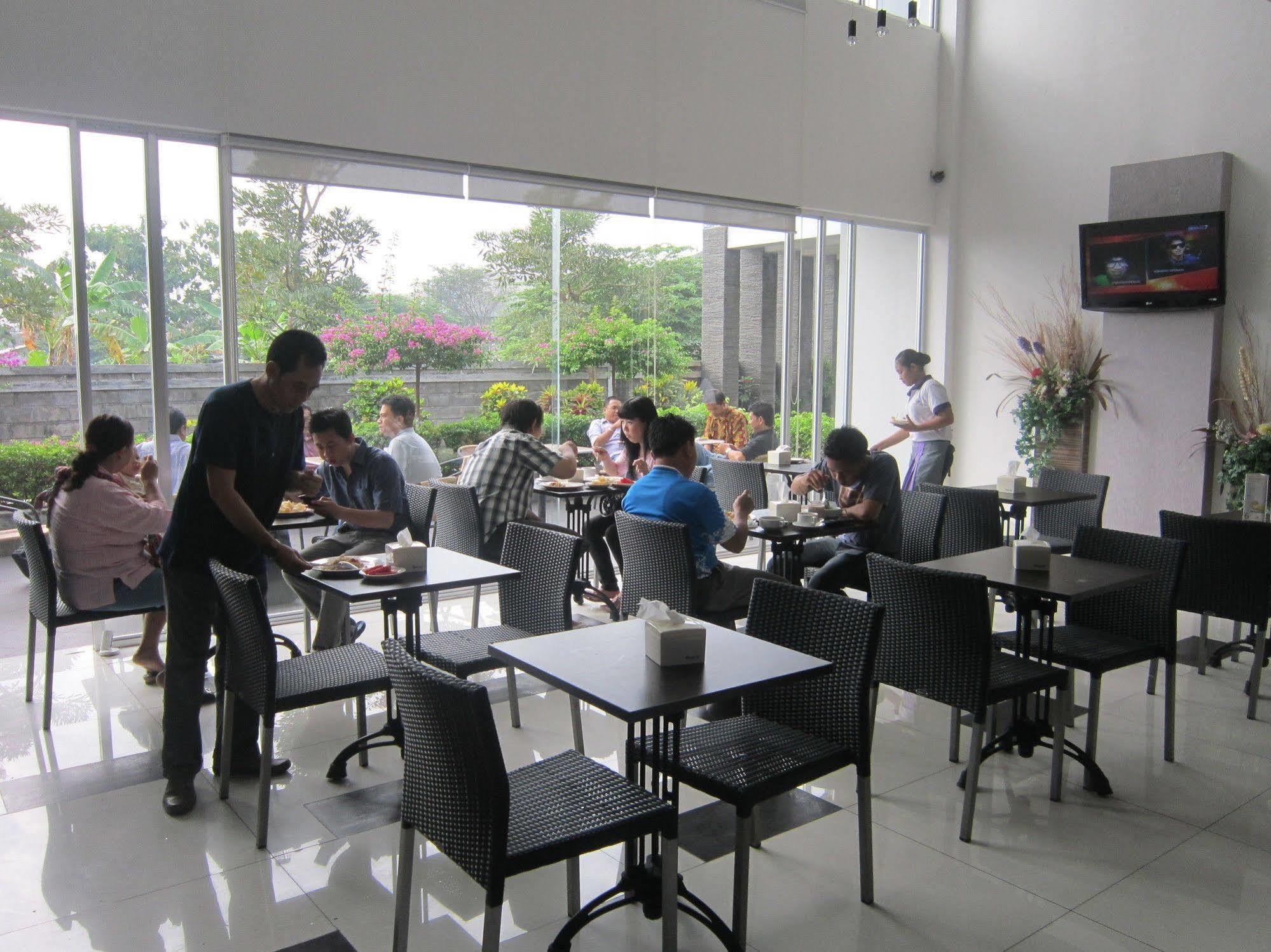 Hotel Tilamas Juanda Sawotratap Экстерьер фото