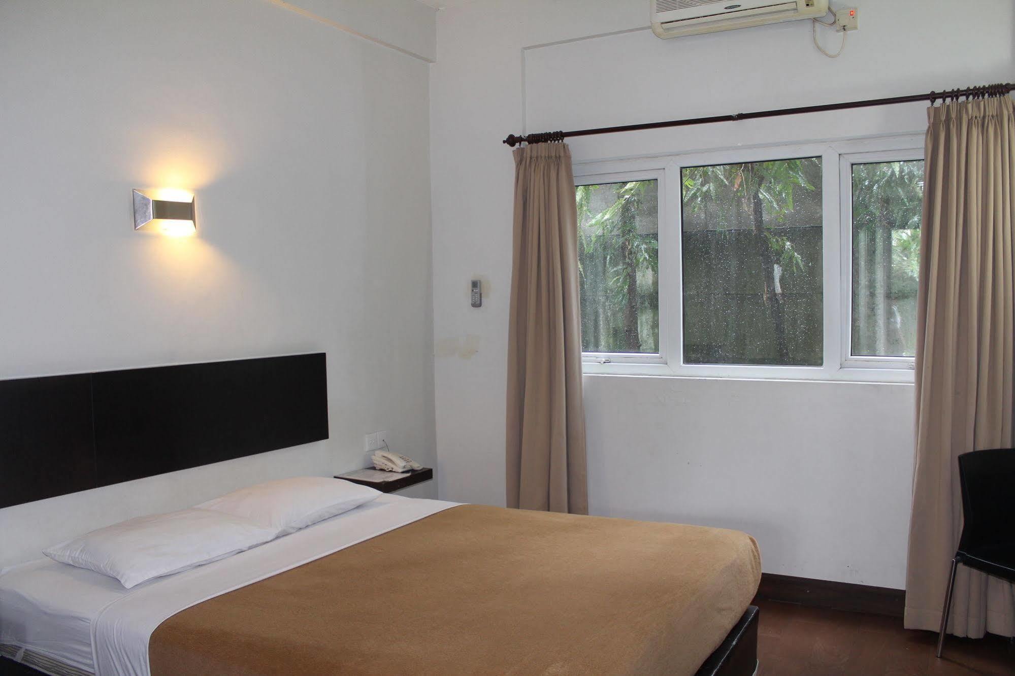 Hotel Tilamas Juanda Sawotratap Экстерьер фото
