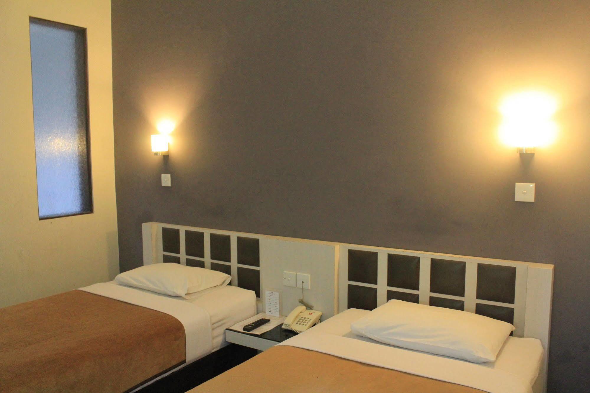 Hotel Tilamas Juanda Sawotratap Экстерьер фото