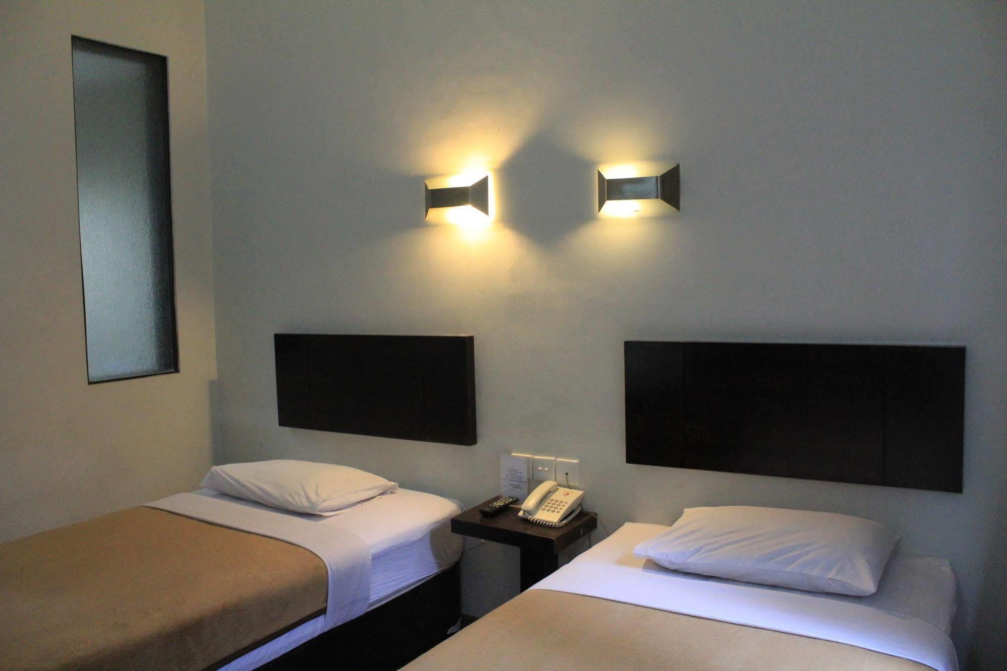 Hotel Tilamas Juanda Sawotratap Экстерьер фото