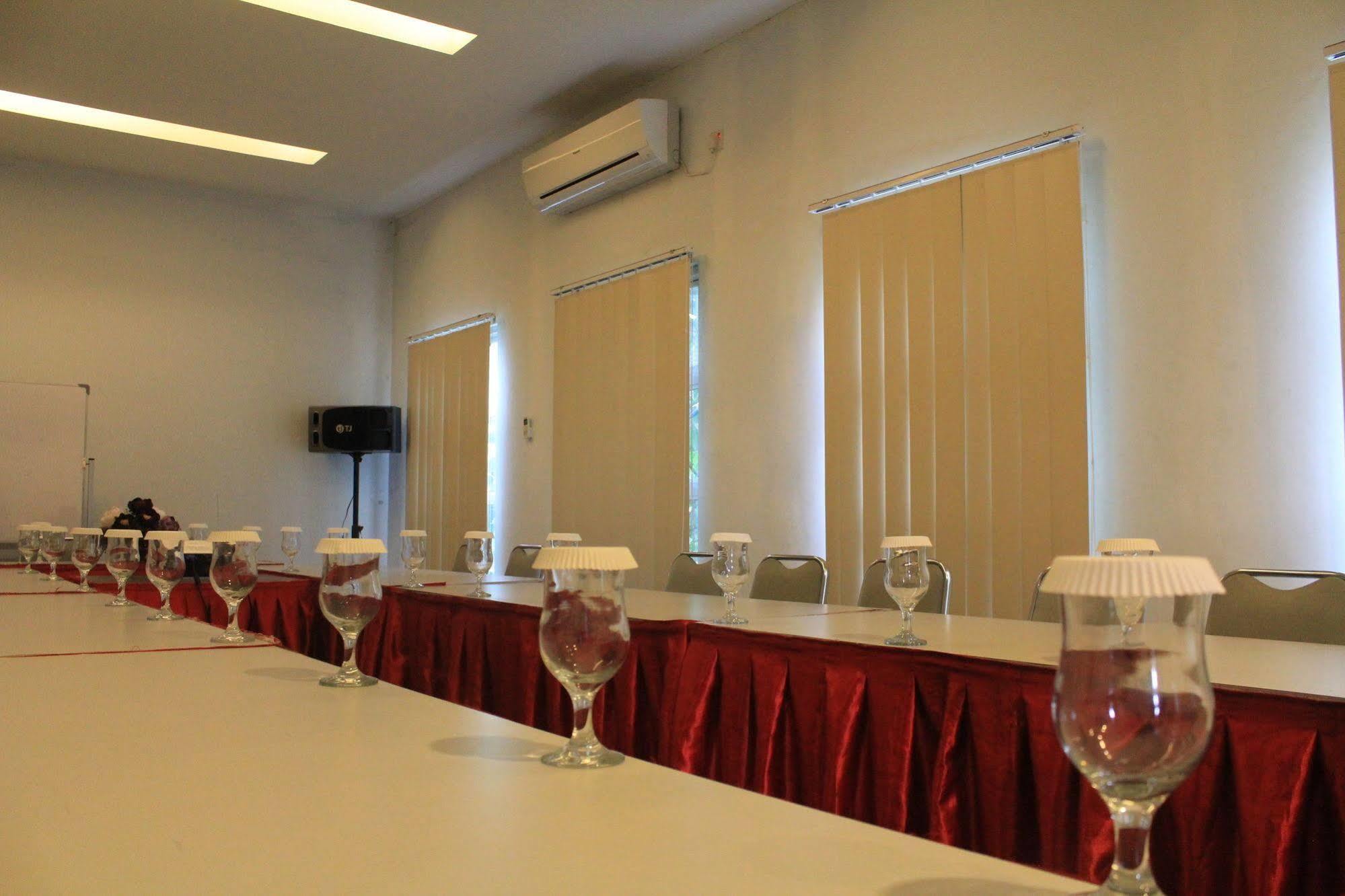 Hotel Tilamas Juanda Sawotratap Экстерьер фото